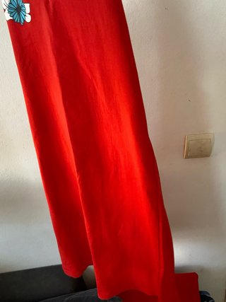 Vestido rojo con flor