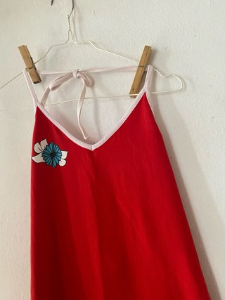 Vestido rojo con flor