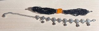 Pulseras negras y naranja