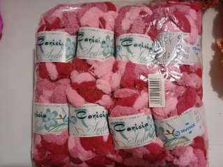 Lana variada ovillos, seda, bolitas