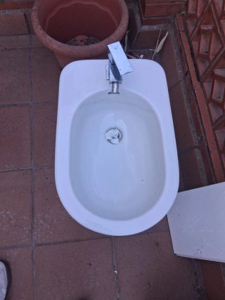 Bidet con grifo