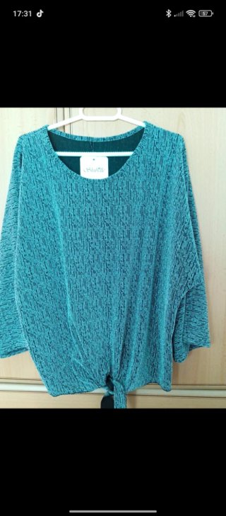 Camiseta con lentejuelas y nudo frontal