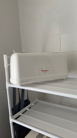 Conjunto de microondas, organizador y tostadora.
