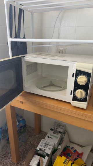 Conjunto de microondas, organizador y tostadora.