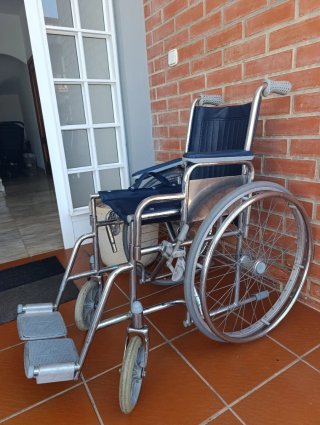 Silla de ruedas en azul marino y aluminio.