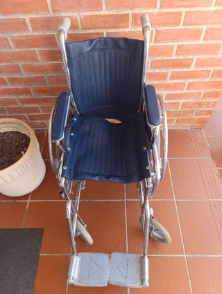 Silla de ruedas en azul marino y aluminio.