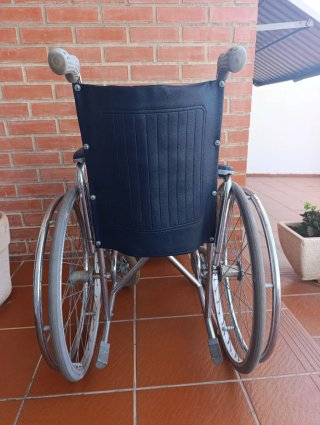 Silla de ruedas en azul marino y aluminio.