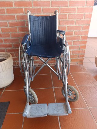 Silla de ruedas en azul marino y aluminio.