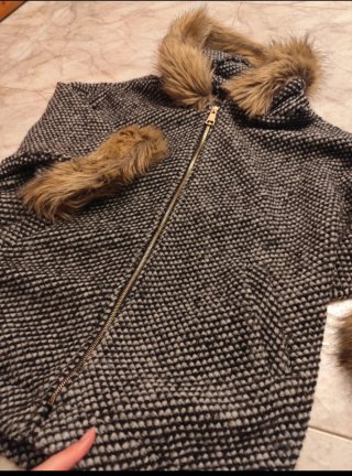 Chaquetón oversize capucha pelo