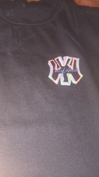 Camiseta negra con logo M