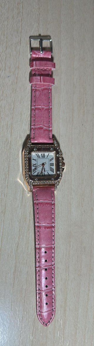 Reloj dorado con correa rosa