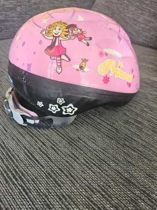 Casco infantil rosa con princesas