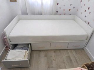 Cama blanca de madera con cajones