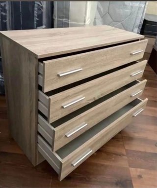 Cómoda de madera color beige y marrón