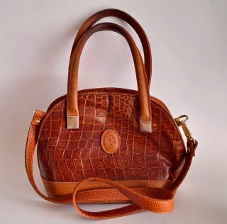 Bolso de piel marrón cocodrilo