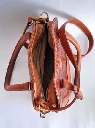 Bolso de piel marrón cocodrilo