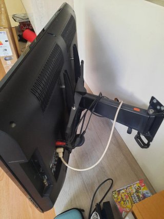 Televisor Samsung 32" con brazo extensible