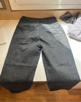 Pantalones vaqueros grises con perlas