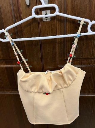 Top beige con flores rosas y azules