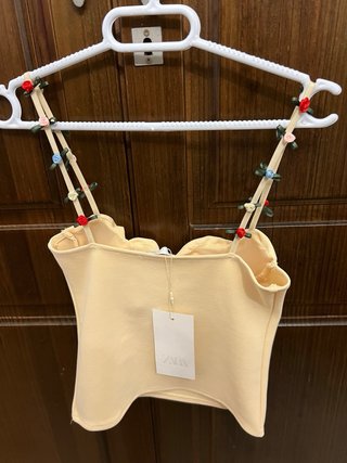 Top beige con flores rosas y azules