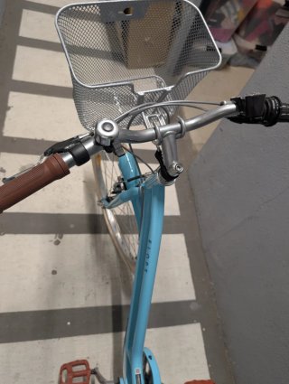Bicicleta azul con cesta