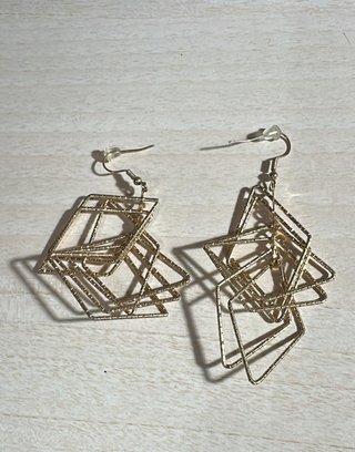 Collar y pendientes dorados geométricos