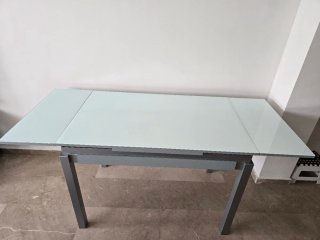Mesa extensible cristal y metal.