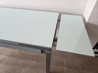 Mesa extensible cristal y metal.