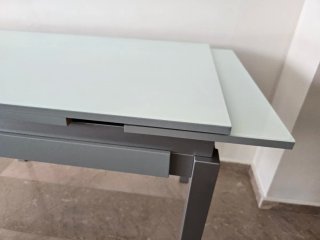 Mesa extensible cristal y metal.