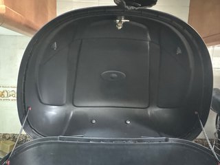 Baúl para moto negro y rojo dos cascos