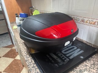 Baúl para moto negro y rojo dos cascos