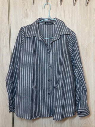 Camiseta de rayas gris y blanca talla M