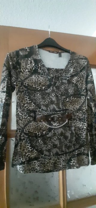 Camiseta casaca estampada con cinturón
