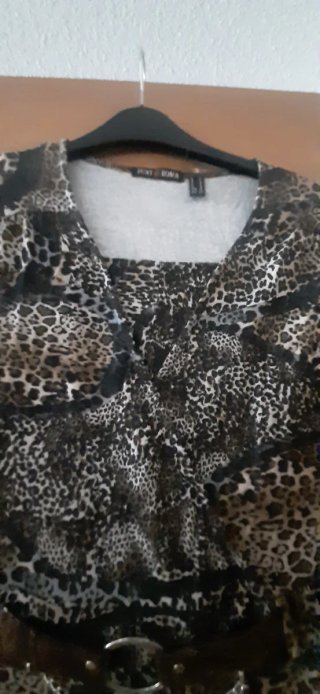 Camiseta casaca estampada con cinturón