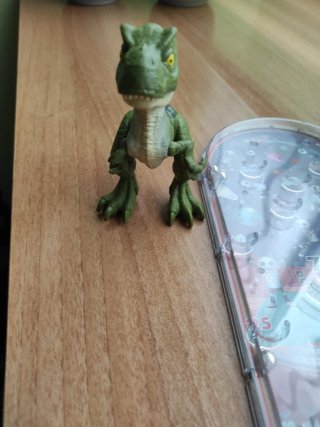 Lote di giocattoli: dinosauro e flipper