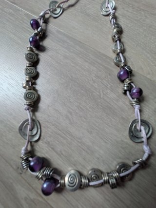 Collar étnico espirales plateadas cuentas moradas