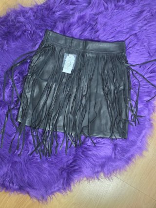 Falda negra con flecos
