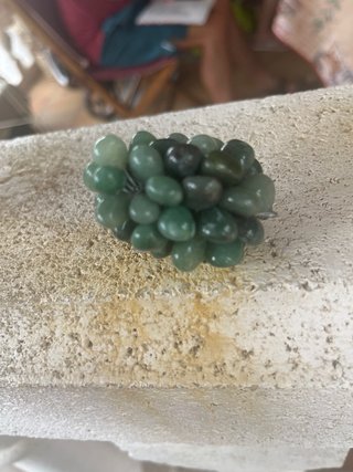 Piñas decorativas de piedras y metal