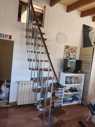 Escalera ático como nueva