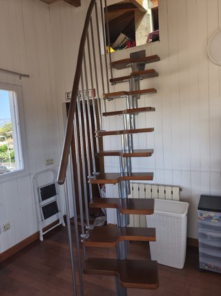 Escalera ático como nueva