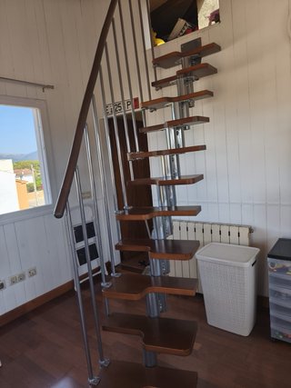 Escalera ático como nueva