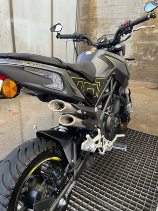 Benelli TNT 125 Naked Gris/Amarillo