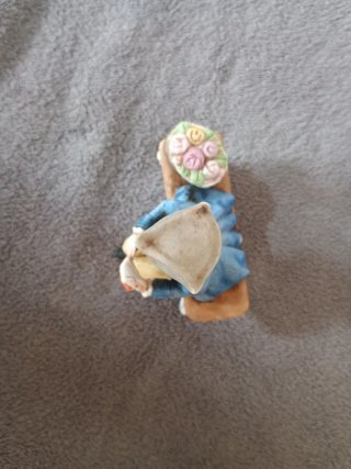 Muñeco de porcelana sentado en banco