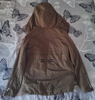 Parka Bershka capucha pelo marrón/verde
