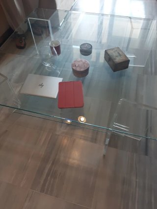 Mesa de centro de cristal y plástico