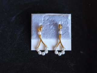 Pendientes de bisutería dorados con perlas