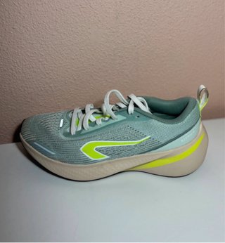 Deportivas running Kiprun verdes y amarillas