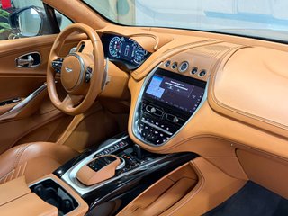 Aston Martin DBX 2021