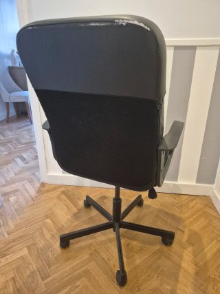 Silla de oficina negra con ruedas