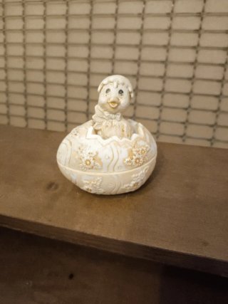 Caja vintage cerámica pollito huevo